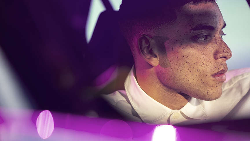 Чоловік за кермом Peugeot 2008