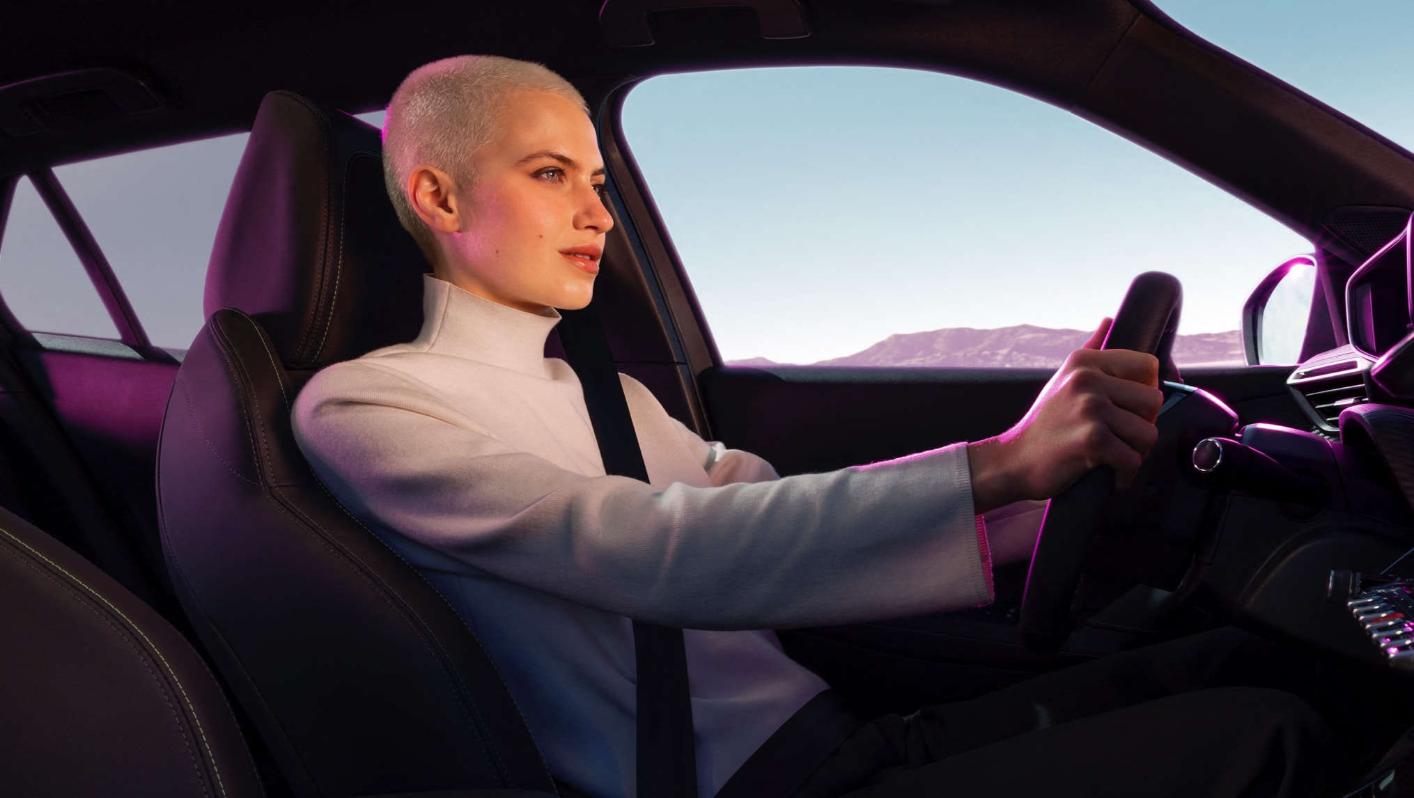 Peugeot 2008, молода жінка за кермом