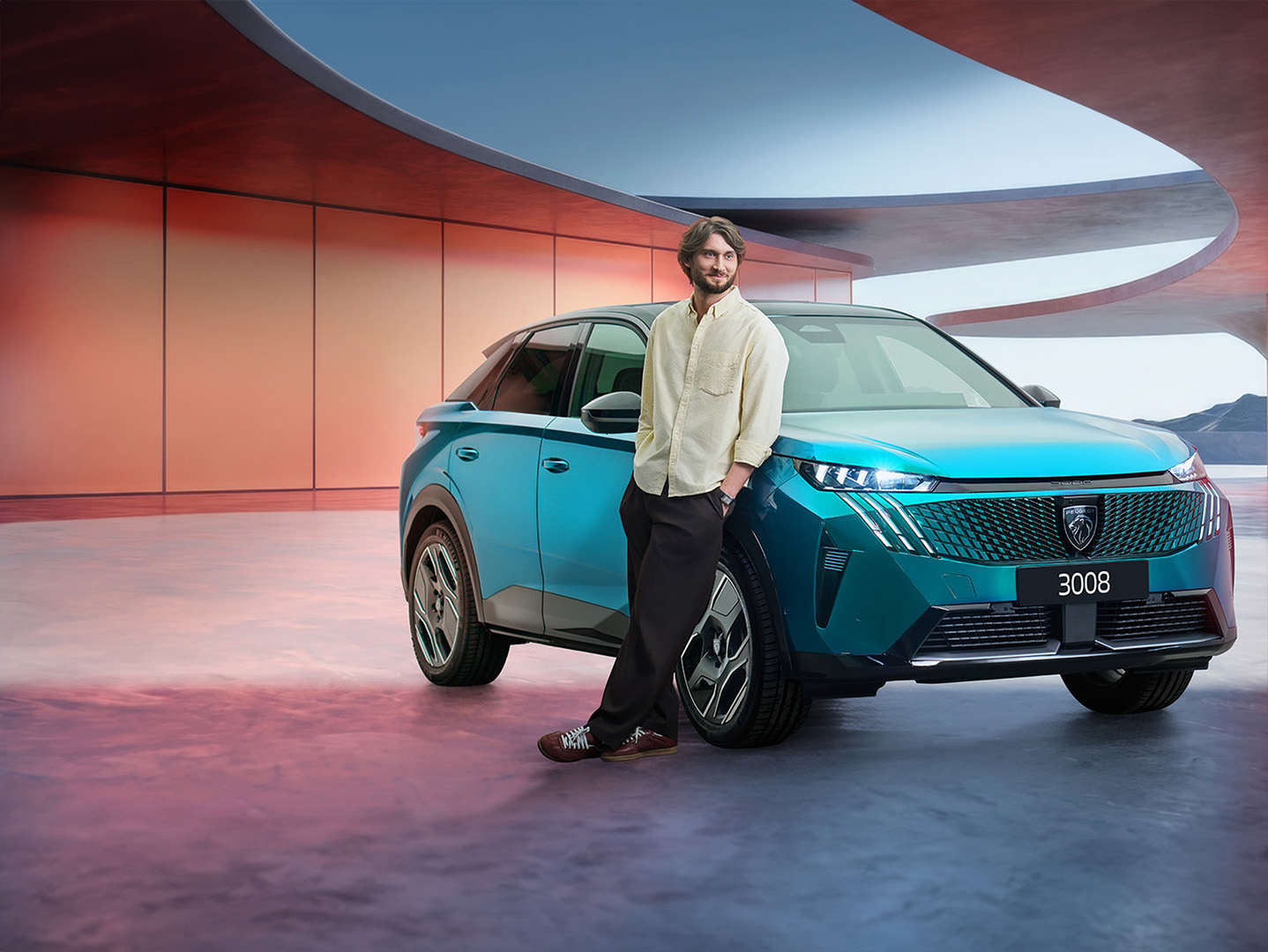 Художній керівник хору «Гомін» Вадим Яценко біля кросовера Peugeot 3008, зовнішній вигляд