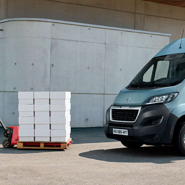 Вантажний візок біля Peugeot Boxer