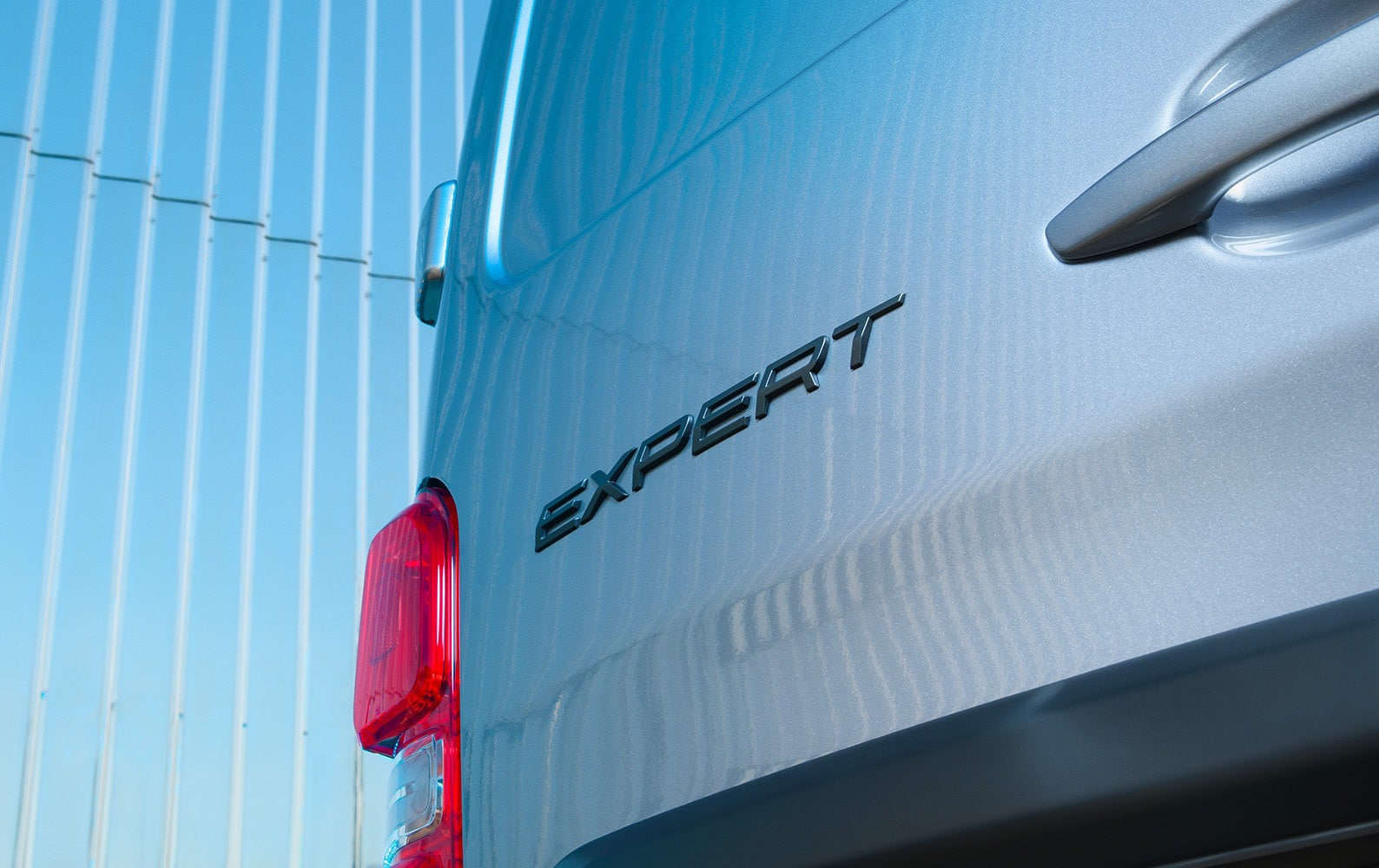 Напис «e-Partner» на задніх дверях Peugeot Expert